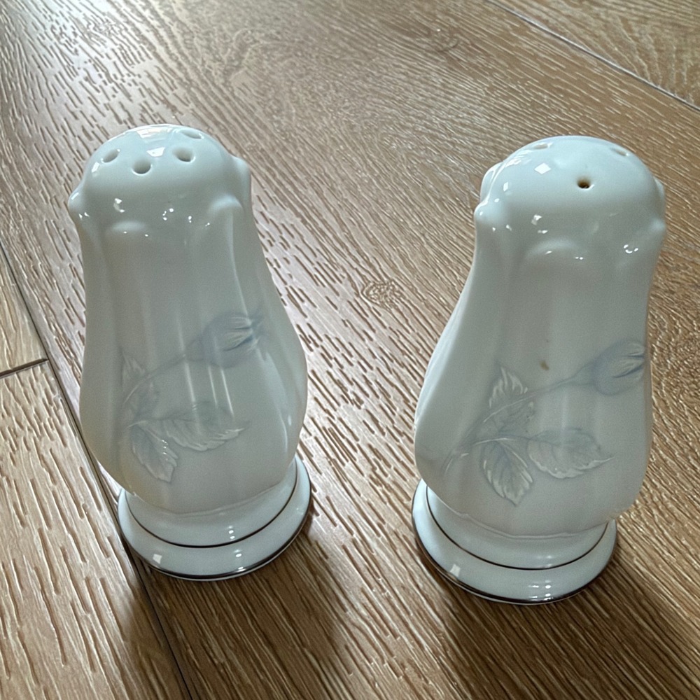 Noritake Virtue Blue Salt and Pepper Shaker White Set Floral Platinum Trim Japan